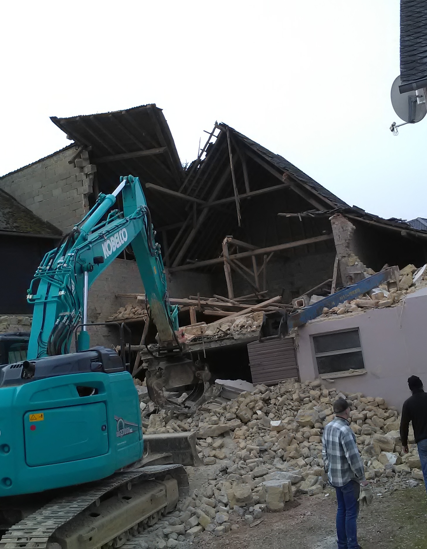 Abbrucharbeiten mit Baumaschine